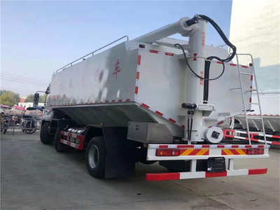 36方東風(fēng)暢行飼料車 現(xiàn)代化畜牧場與養(yǎng)禽場的高效轉(zhuǎn)運(yùn)利器